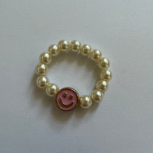 Load image into Gallery viewer, Gold Smiley Pearl Ring
