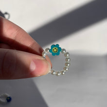 Load image into Gallery viewer, Flower Power Pearl Ring
