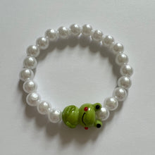 Load image into Gallery viewer, Frog Pearl Bracelet
