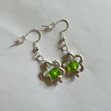 Load image into Gallery viewer, Green Silver Flower Earrings
