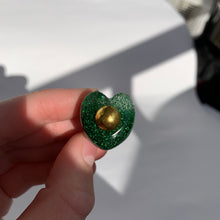 Load image into Gallery viewer, Glitter Green Heart Gold Stud Ring
